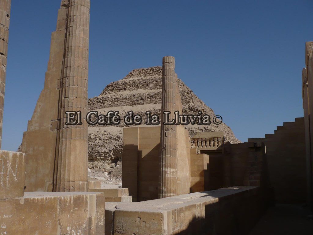 Columnas y la pirámide escalonada de fondo 