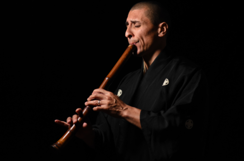 El músico Rodrigo Rodríguez tocando el hakuhachi