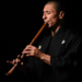 El músico Rodrigo Rodríguez tocando el hakuhachi